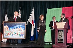 Jean Tremblay, reçoit la toile originale de la 48e finale des Jeux du Québec/Saguenay hiver 2013.